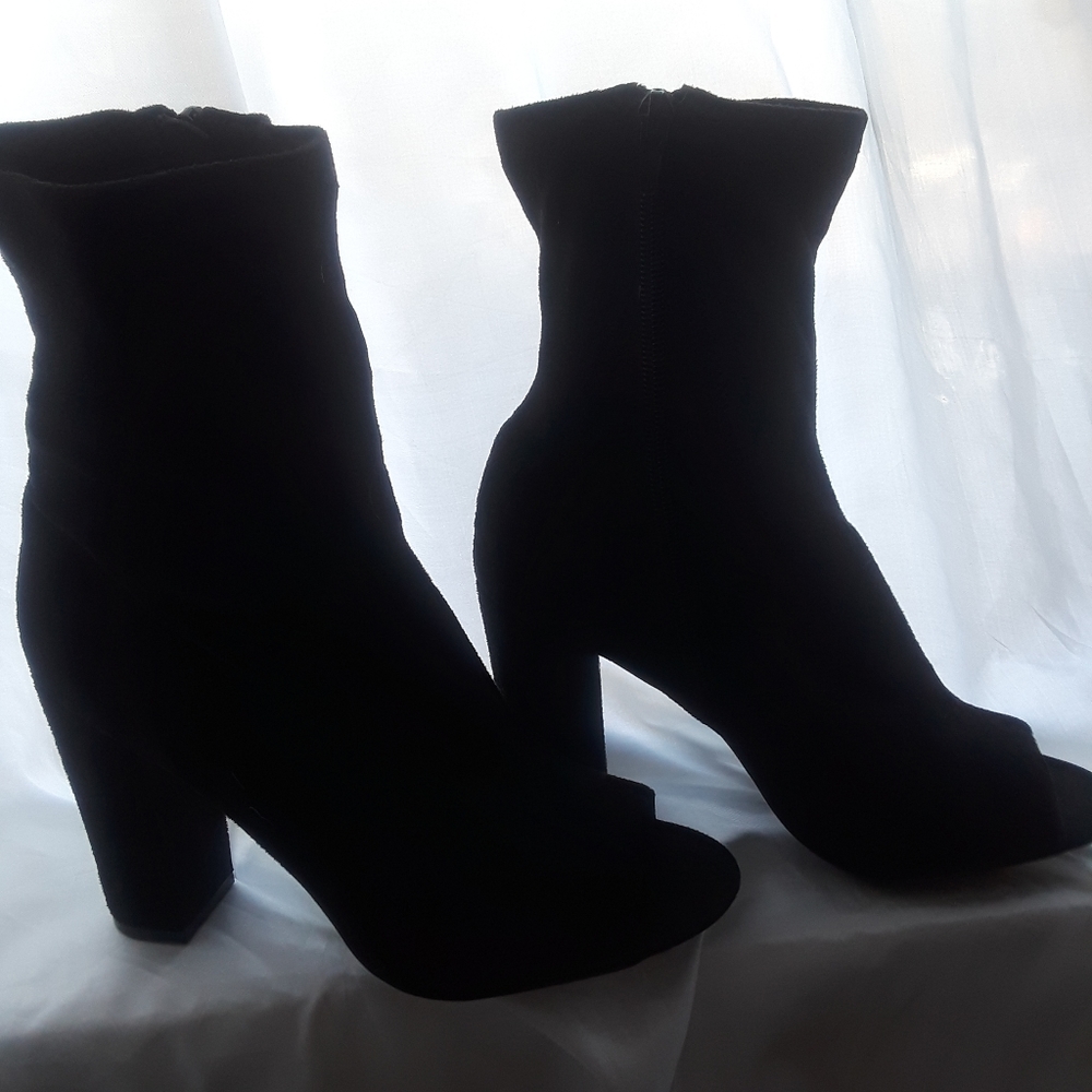 BEAUTIFUL  NEW SEXYBLACK SUEDE BOOTS W/OPEN TOES